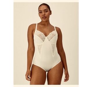 Maidenform Firm Control Body Briefer Lace Unlined With Underwire 38C NWT Cream